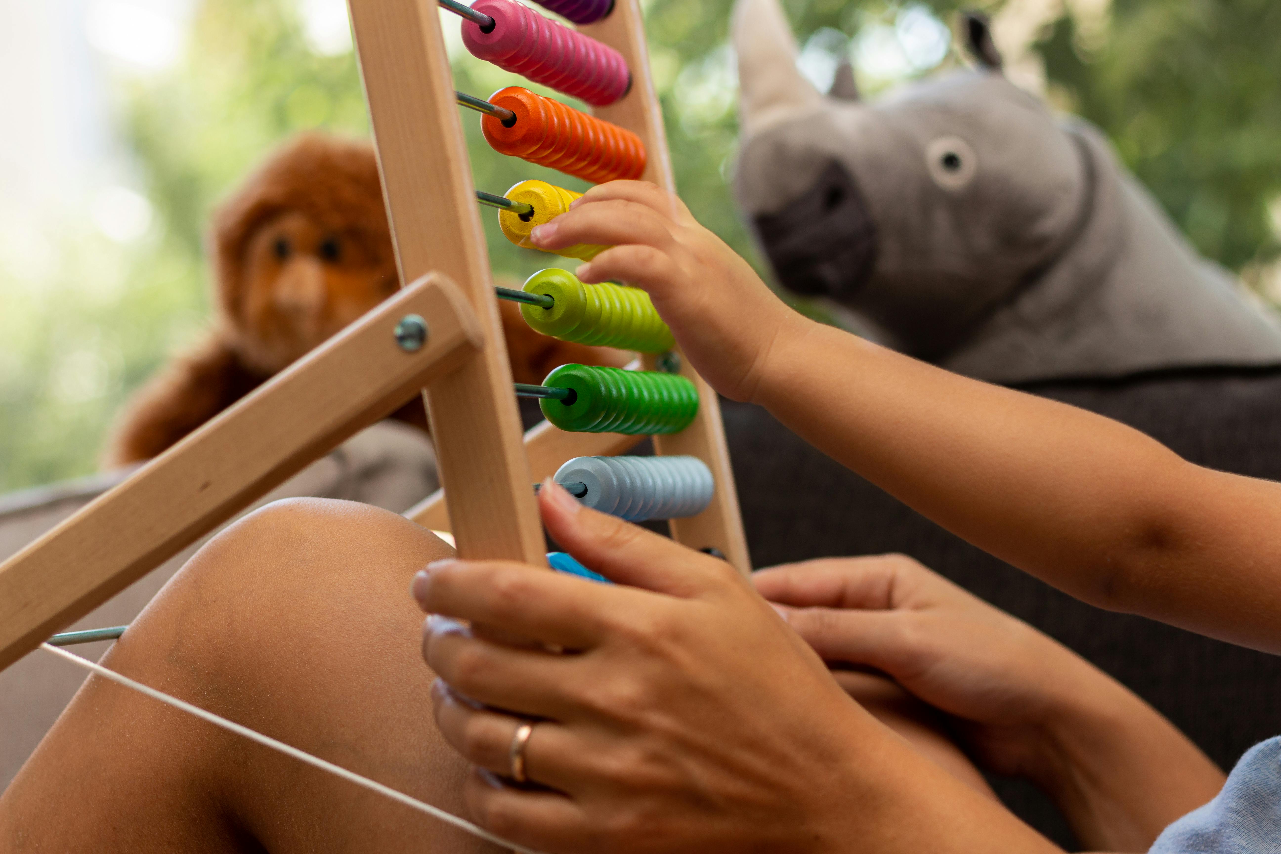 Facturation précise et adaptée aux institutions de la petite enfance avec finidoo. Boulier éducatif représentant la rigueur des services de facturation de finidoo pour les structures d’accueil de la petite enfance.